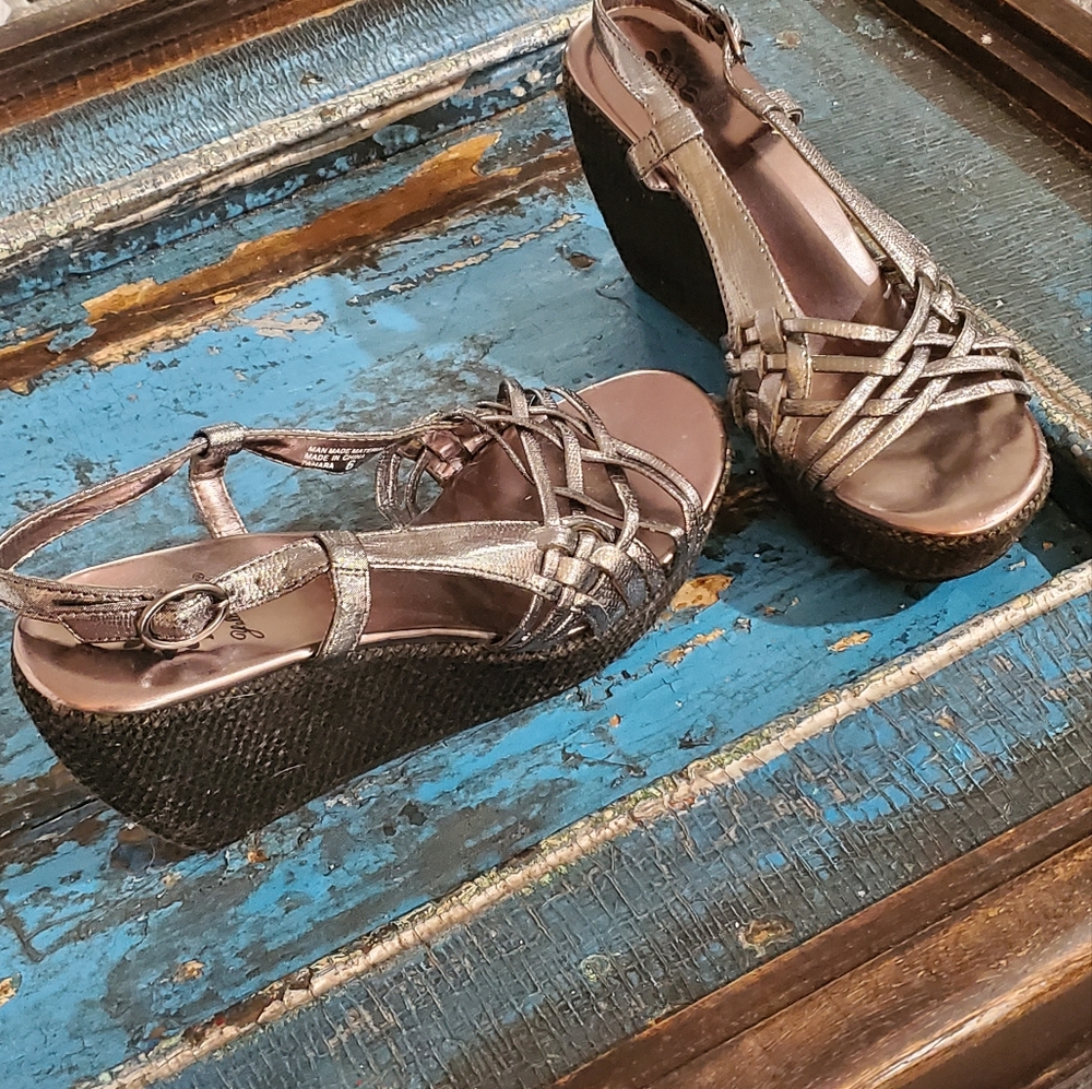 Yellow box wedges, size 6